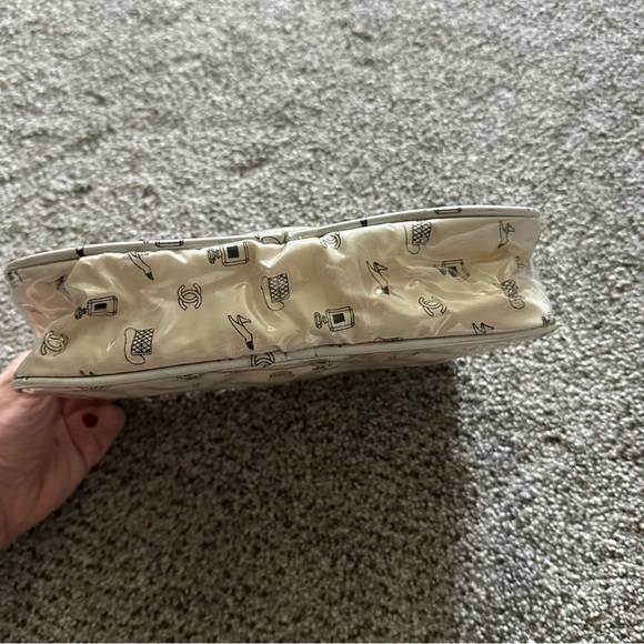 CHANEL Parfum Ivory Patent Icons Logos Large Cosmetic Case RARE FIND! - Picture 5 of 11